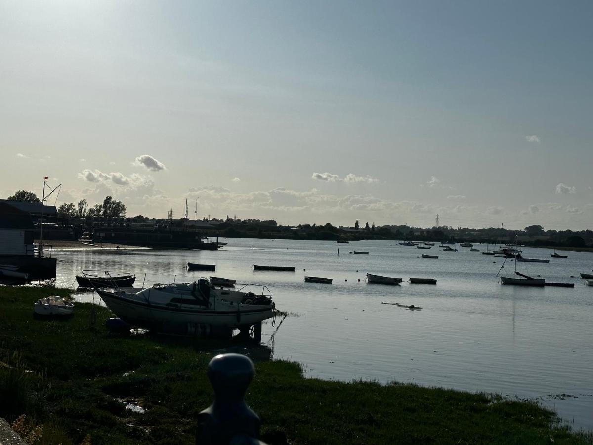 The Crown Pub And Hotel Manningtree Esterno foto